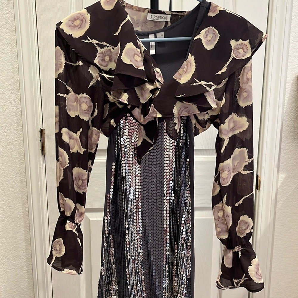 Crop top, long sleeves v neck with ruffles ties in the front.